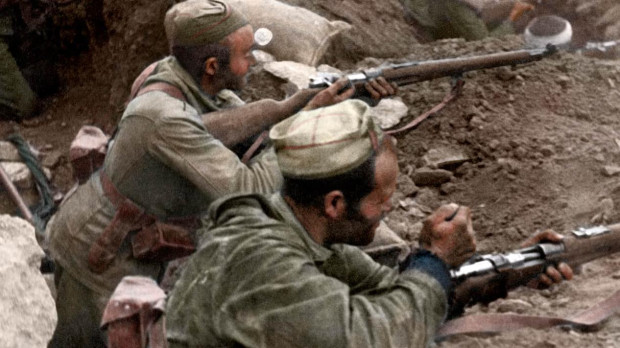 Fotografía coloreada de las trincheras republicanas en la batalla del Ebro