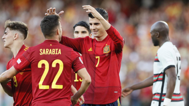 Morata se abraza con Sarabia en el gol de España