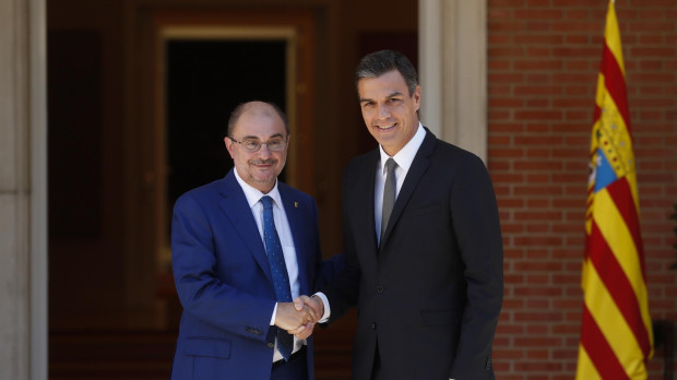 El presidente del Gobierno, Pedro Sánchez, junto a Javier Lambán, presidente de Aragón, en el Palacio de la Moncloa, octubre de 2018