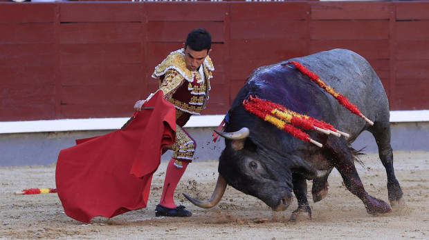 Sergio Serrano toreando por abajo a su primer toro