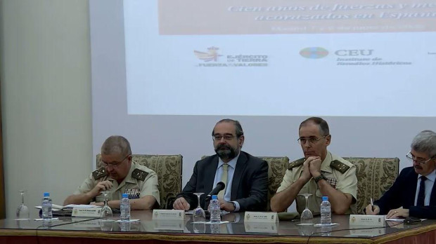La inauguración ha corrido a cargo de Alfonso Bullón de Mendoza (2º por la izda.) y el teniente general Palacios (2º por la dcha)