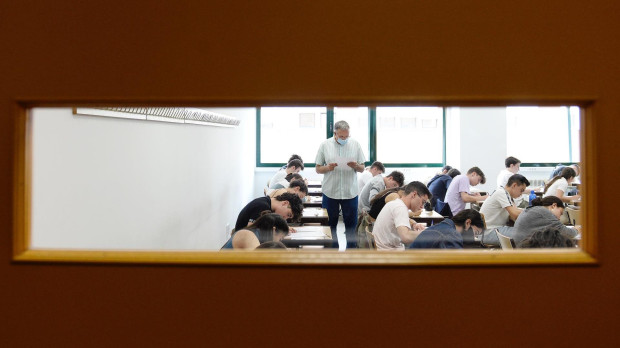 Repasos de última hora, nervios y ganas por terminar son algunos de los sentimientos que afloran entre los 10.800 alumnos que entre este miércoles y el viernes realizan los exámenes de la Evaluación del Bachillerato para el Acceso a la Universidad (EVAU), en las nueve capitales y once municipios de Castilla y León