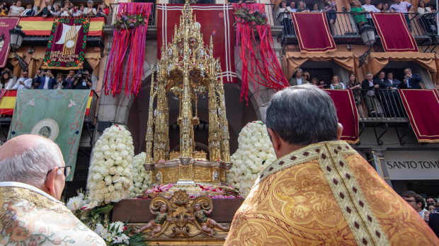 Cientos de personas asisten a la tradicional procesión del Corpus Christi, fiesta declarada de Interés Turístico Internacional, hoy en Toledo.