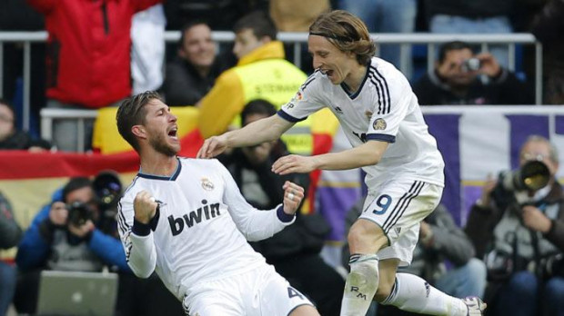 Sergio Ramos y Luka Modric se abrazan en un partido del Real Madrid.