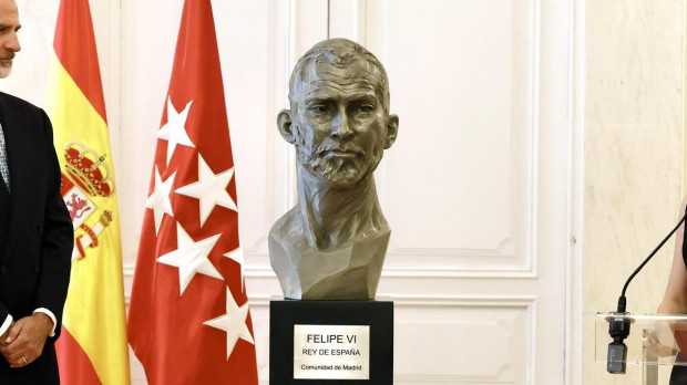 Felipe VI durante el acto de presentación de su busto encargado por la Comunidad de Madrid para reconocer la labor de la Corona