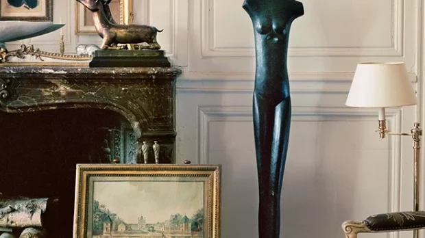 La estatua de bronce de Giacometti 'Femme qui marche' en el salón de Hubert de Givenchy