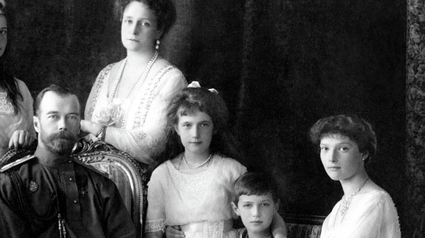 La familia imperial rusa. De izquierda a derecha: Olga, María, Nicolás II, Alejandra, Anastasia, Alekséi y Tatiana