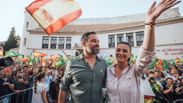 Santiago Abascal, arropando a su candidata a la presidencia de la Junta andaluza, Macarena Olona