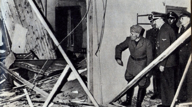  fue un intento fallido de asesinar a Adolf Hitler, orquestado por conspiradores civiles y militares, con implicación de El Vaticano,4 que deseaban derrocar al régimen nazi y negociar el fin de la Segunda Guerra Mundial con las potencias aliadas. Se guiaron por una versión modificada de la Operación Valquiria