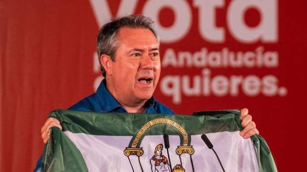 Juan Espadas sosteniendo una bandera de Andalucía