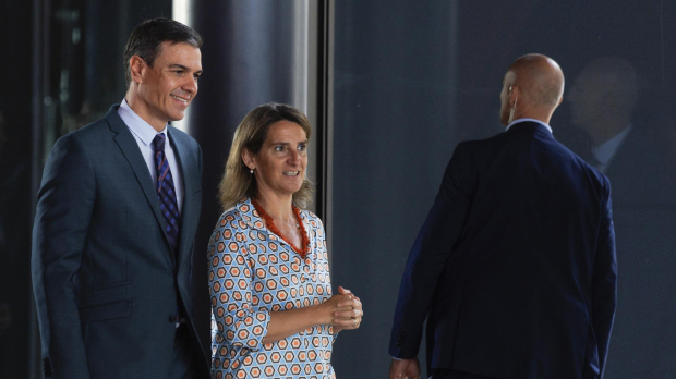 El presidente del Gobierno, Pedro Sánchez, junto con la vicepresidenta tercera, Teresa Ribera