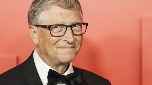 Bill Gates posando en una alfombra roja en Nueva York