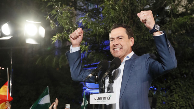 Juanma Moreno celebrando la victoria