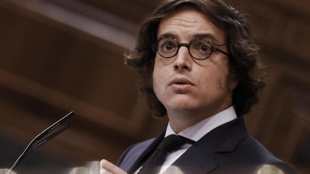 El diputado de VOX José María Figaredo interviene durante el pleno del Congreso celebrado este martes en la Cámara Baja, Madrid