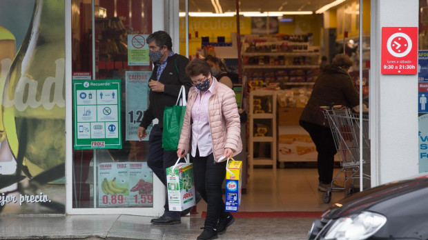 Señora comprando en un supermercado.