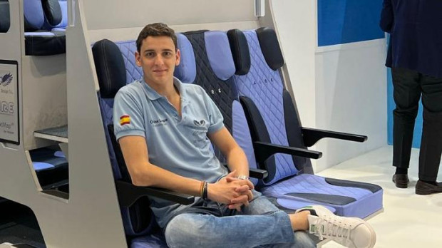 Alejandro Núñez prueba su invento, el Chaise Longue Economy Seat