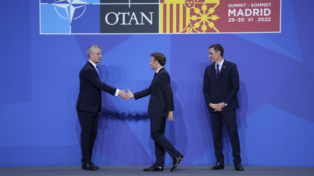 Jens Stoltenberg, Emmanuel Macron y Pedro Sánchez, durante la cumbre de la OTAN celebrada en Madrid