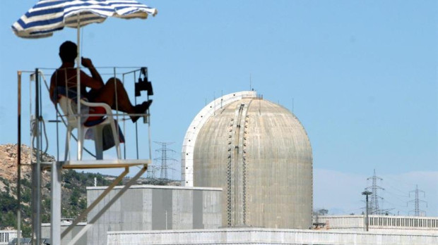 Un socorrista vigila la playa próxima a la central nuclear de Vandellós II en Tarragona, España