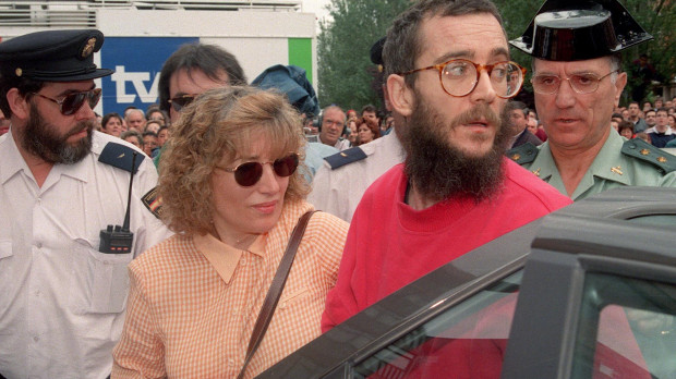 José Antonio Ortega Lara, en compañía de su esposa Domitila, llega a su domicilio después de haber sido liberado por la Guardia Civil