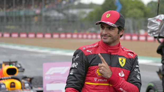 Carlos Sainz señala el número 1, la posición en la que saldrá en Silverstone