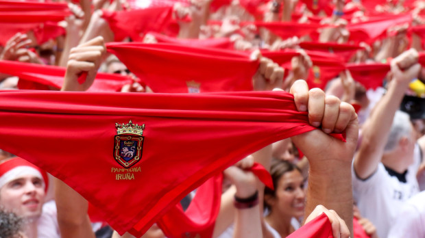 Los pañuelos rojos elevados tradicionales de San Fermín durante el Chupinazo