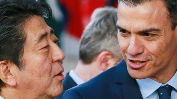 Pedro Sánchez conversa con el primer ministro nipón Shinzo Abe en Bruselas