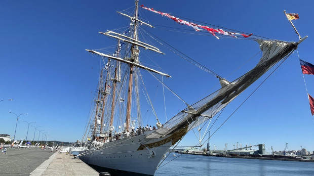 El buque escuela, ayer, en el puerto coruñés