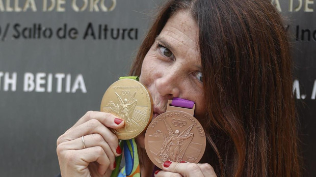 Ruth Beitia luce con orgullo sus dos medallas olímpicas: bronce en Londres, oro en Río