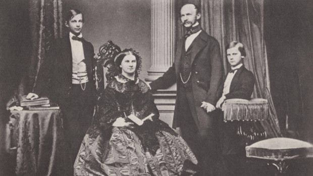 El príncipe heredero Luis de Baviera (izquierda) con sus padres y su hermano menor, el príncipe Otto en 1860
