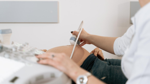 Un médico realiza una ecografía