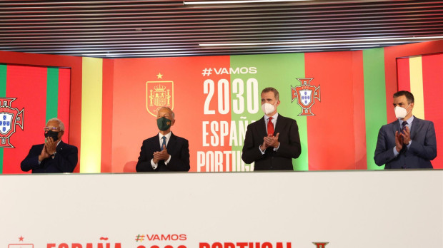 El Rey Felipe, junto al presidente de la República portuguesa, Marcelo Rebelo, y los dos presidentes del Gobierno de España y Portugal