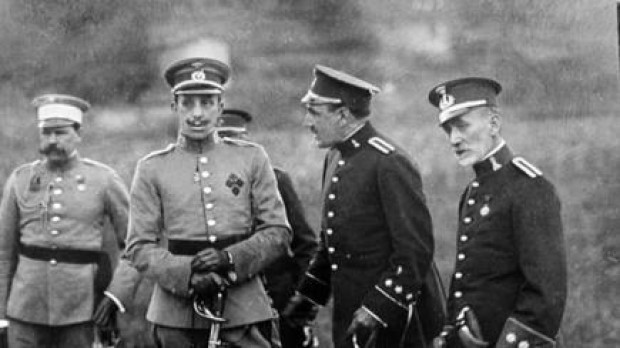 Alfonso XIII, de frente, con un grupo de militares, detrás a la derecha, el general Fernández Silvestre