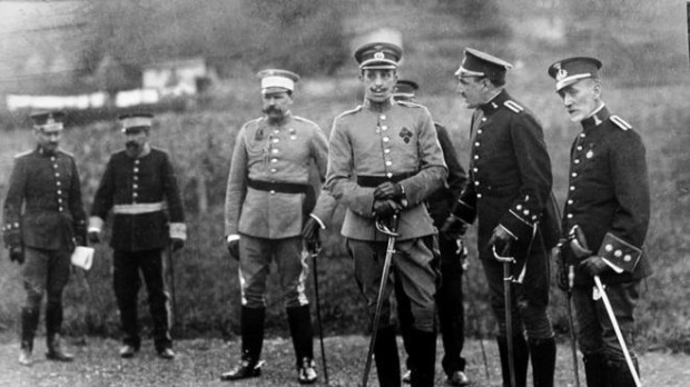 Alfonso XIII, de frente, con un grupo de militares, detrás a la derecha, el general Fernández Silvestre