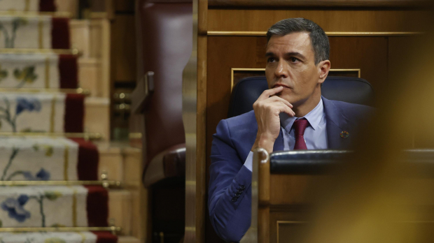 Pedro Sánchez en su escaño durante la segunda sesión del debate