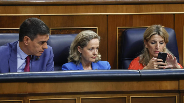 El presidente del Gobierno, Pedro Sánchez, junto a las vicepresidentas, Nadia Calviño y Yolanda Díaz