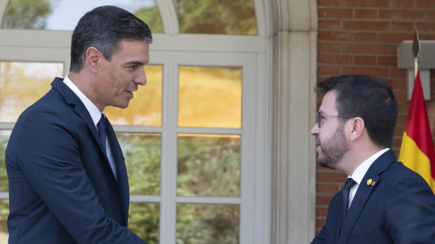 El saludo entre Pedro Sánchez y Pere Aragonès