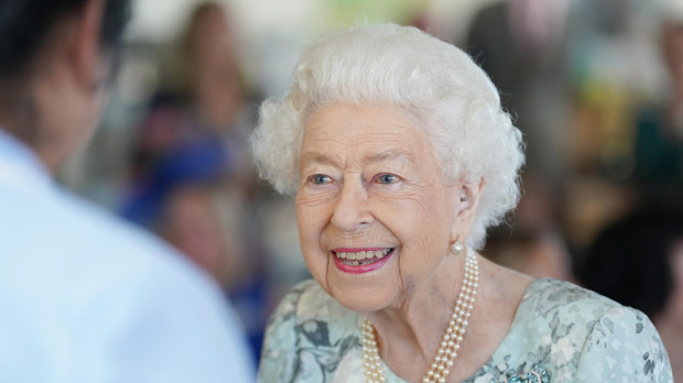 Isabel II sonríe durante una visita para inaugurar el nuevo edificio de Thames Hospice en Maidenhead, Berkshire