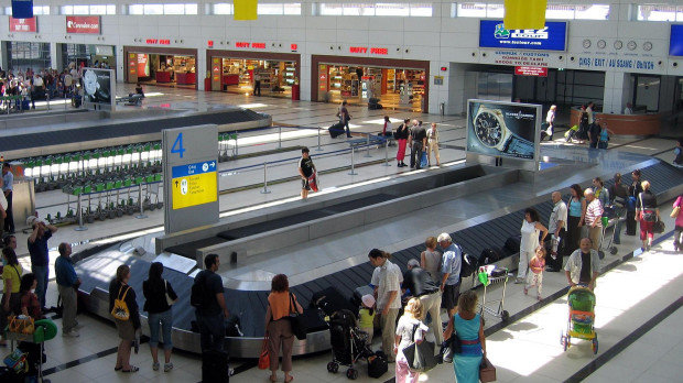 AEROPUERTO DE ANTALYA EN LA IMAGEN TURISTAS ESPERANDO SUS MALETAS EN LA SALA DE EQUIPAJE PIUS KOLLER / #38332.109# / Action Press / © KORPA 23/06/2005 ANTALYA *** Local Caption *** ACTION PRESS/KOLLER,PIUS #38332.109# (23.06.2005) ANTALYA, TURKEY: TOURISTS WAITING FOR THEIR LUGGAGE AT THE AIRPORT