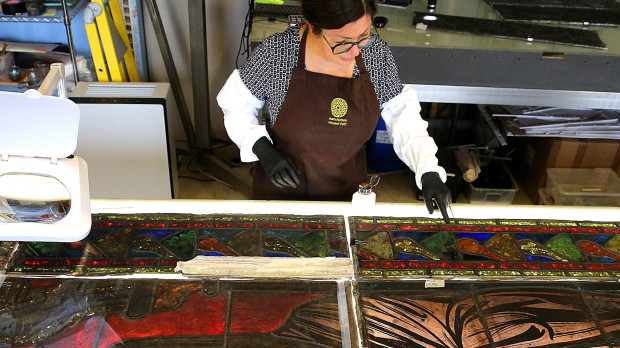 Flavie Vincent-Petit trabaja en la restauración de las vidrieras de Notre-Dame