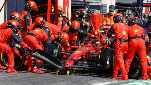 Carlos Sainz y el equipo Ferrari, durante una de las paradas en boxes