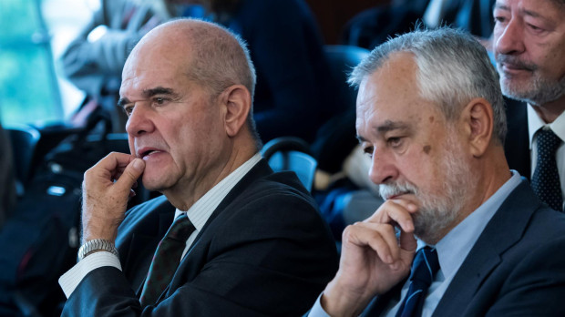 Los expresidentes socialistas andaluces José Antonio Griñán y Manuel Chaves, en la sala de la Audiencia de Sevilla, durante el juicio del caso de los ERE