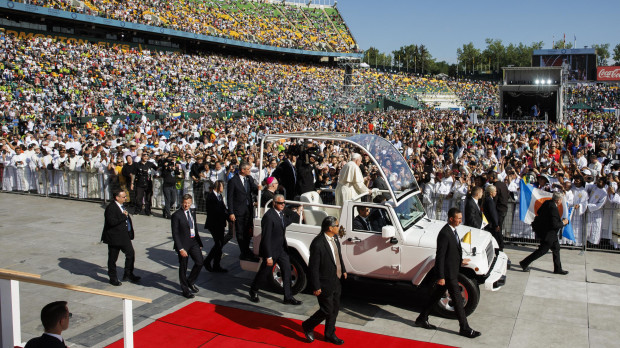EDMONTON, AB - JULY 26: Pope Francis arrives at Commonwealth Stadium to give an open-air mass on July 26, 2022 in Edmonton, Canada. The pope is meeting with Indigenous communities and community leaders in Canada in an effort to reconcile the history of physical and sexual abuse of Indigenous children in the country's Catholic-run residential schools, as detailed in a 2015 Canadian-government-funded commission report. Cole Burston/Getty Images/AFP (Photo by Cole Burston / GETTY IMAGES NORTH AMERICA / Getty Images via AFP)