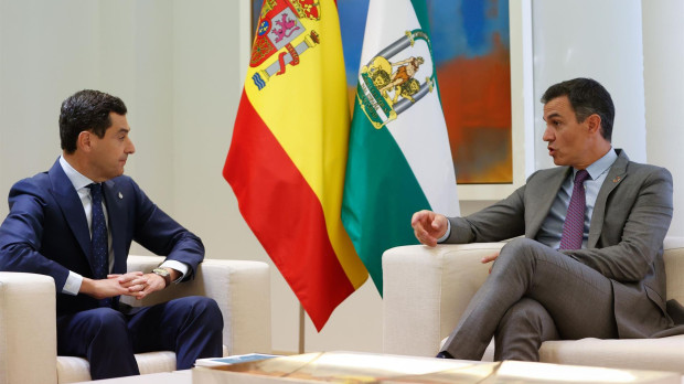 El presidente del Gobierno, Pedro Sánchez (d), recibe al presidente de Andalucía, Juan Manuel Moreno (i), con una agenda marcada por los incendios forestales que golpean España, este jueves en el Palacio de la Moncloa en Madrid.