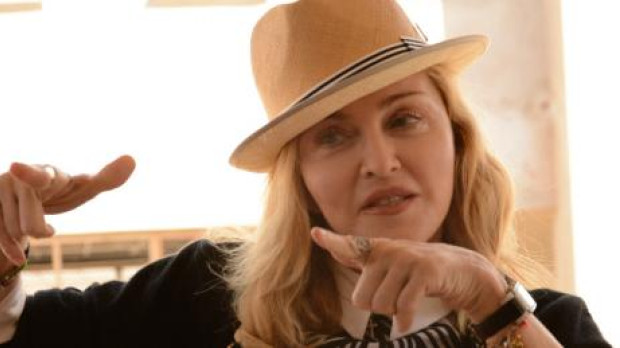 La cantante Madonna con un precioso sombrero panamá