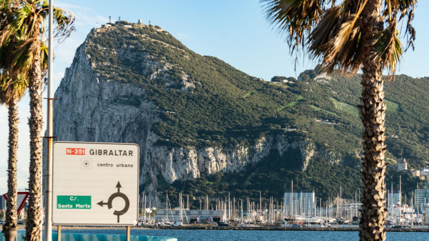 Una vista del peñón de Gibraltar desde la vecina ciudad española de La Línea, España