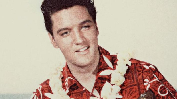 Elvis en un fotograma de Blue Hawaii