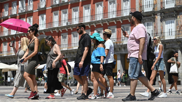 Un grupo de turistas pasea por la Plaza Mayor de Madrid, a finales de julio