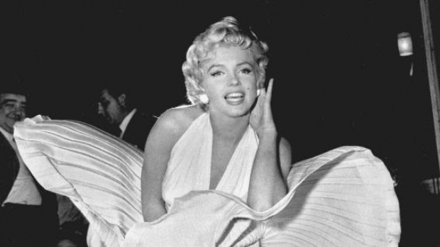 Marilyn Monroe posa sobre el  famoso respiradero del metro durante el rodaje de La tentación vive arriba en Nueva York