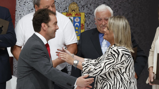El alcalde de Ermua, Juan Carlos Abascal, y la hermana del concejal asesinado por ETA, Marimar Blanco