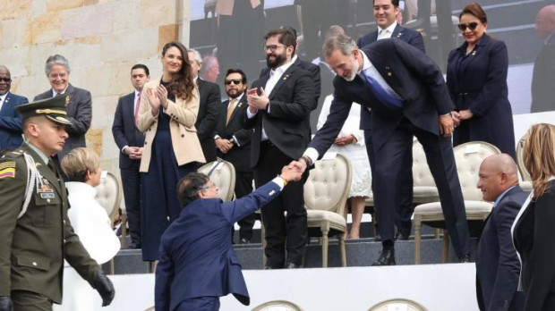 Rey Felipe VI permanece sentado durante la llegada de la espada de Simón Bolívar